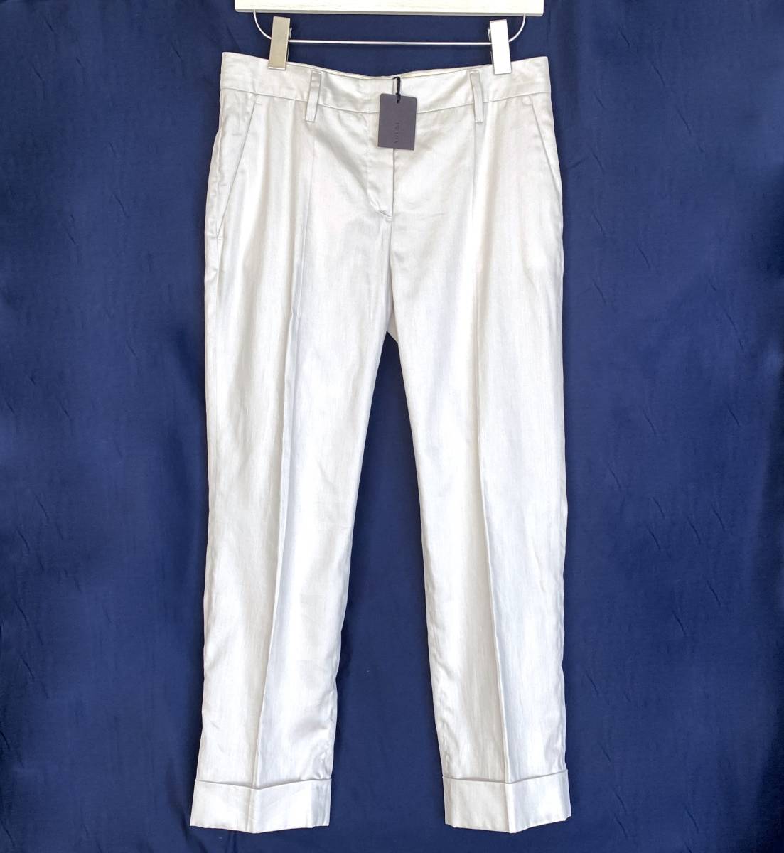 新品 上質 Prada プラダ 薄手 ボトムス 裾ダブル レディース 40 白系グレー ロゴタグ付 光沢のある生地 パンツ E689拍卖