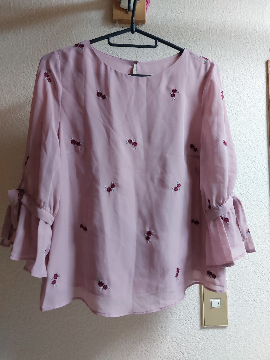 BE RADIANCEビーラディエンス◆ピンク色小花刺繍柄シフォンカットソー拍卖