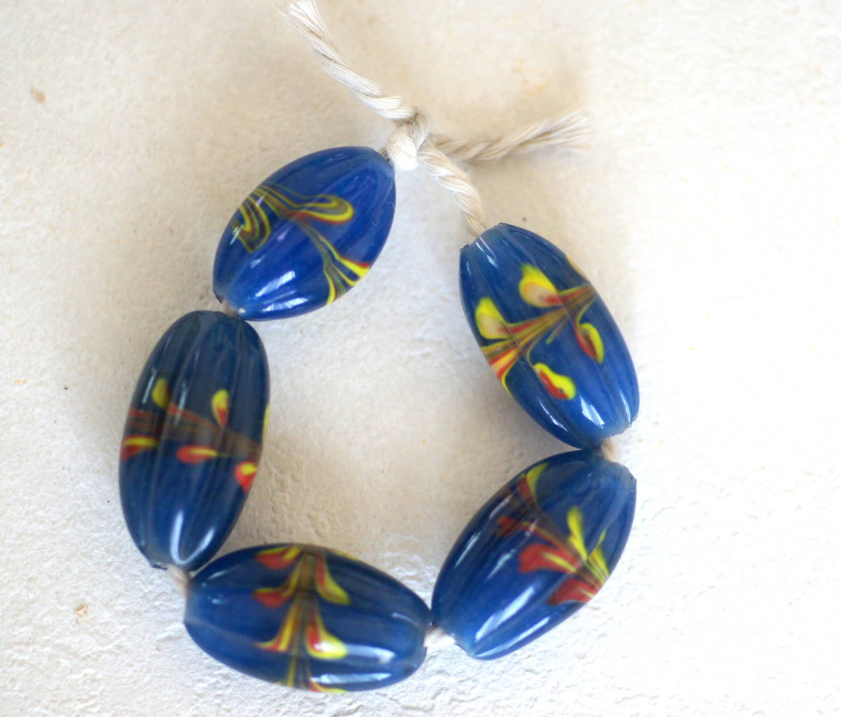 レア レトロ ガラスビーズ とんぼ玉 トンボ玉 5個セット 縦筋入り 青 20mm~23mm拍卖