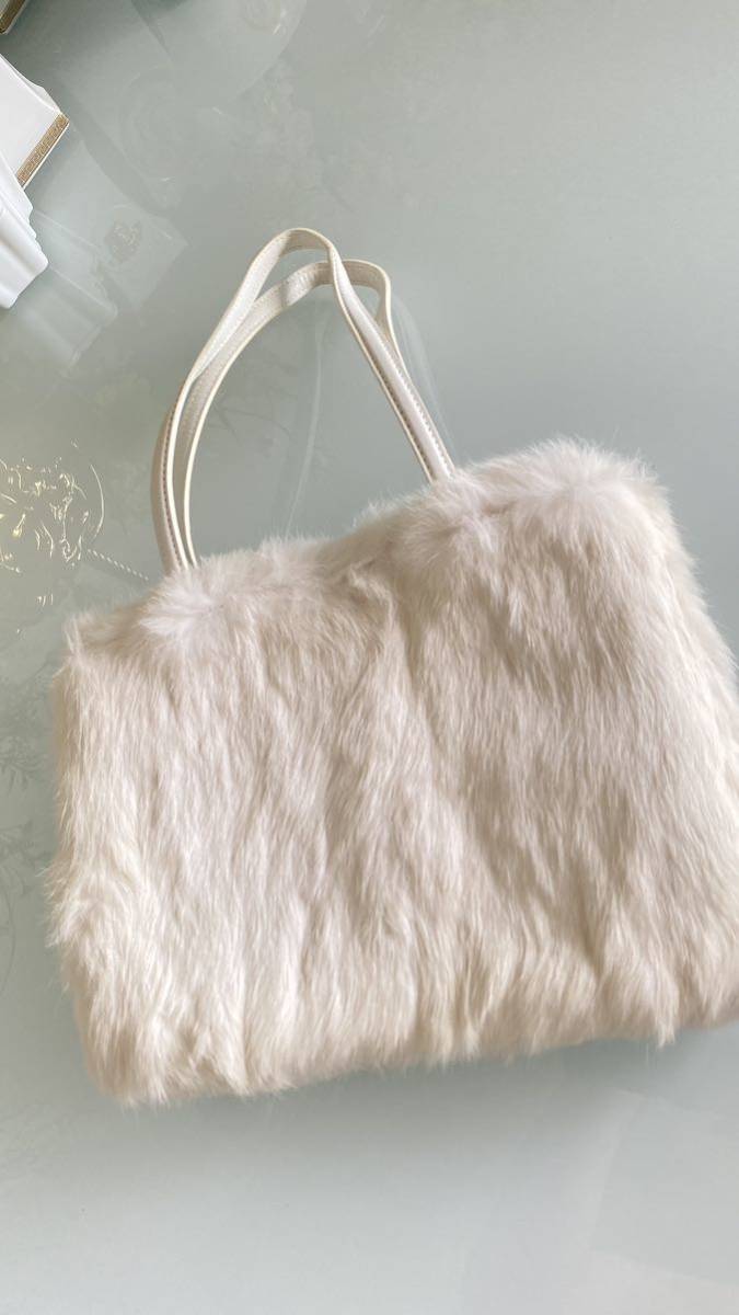 Burberryバーバリー 兎ラパン毛皮リアルファーバッグBAGホワイト拍卖