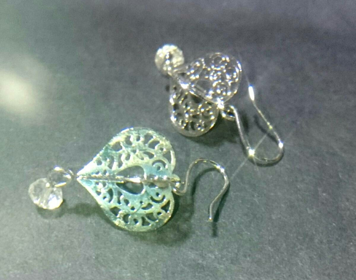 新品/唐草模様の透かし彫り、ハートモチーフのフックタイプピアス/先端にゆらゆらラインストーン付き拍卖