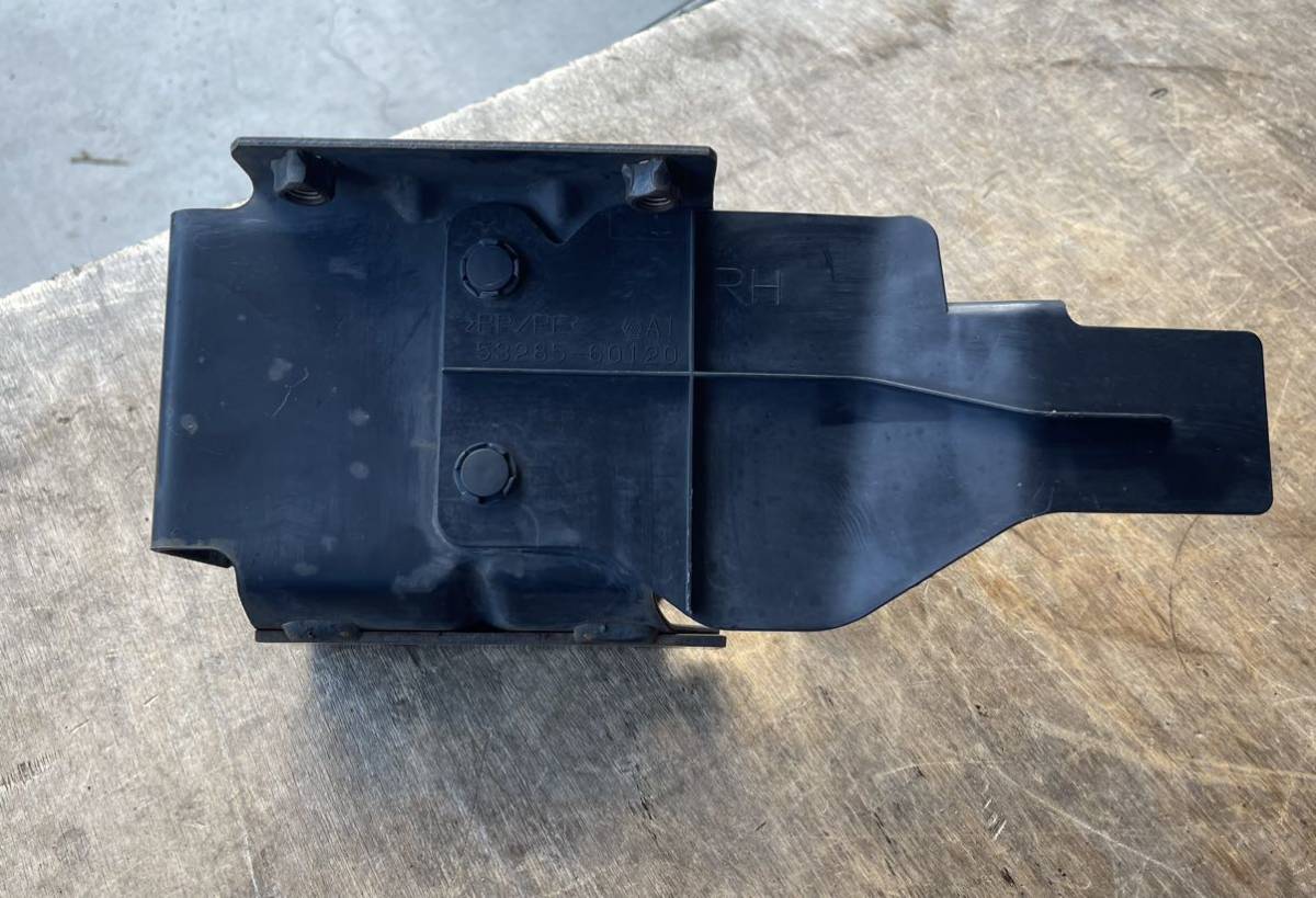 トヨタ ランクル フロント ホースメント ブラケット ステー フレーム ラジエーター サイドエアシール 右 GRJ76 70系 53285-60120 W-6839拍卖