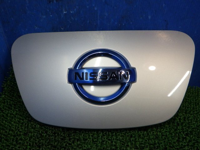 【B】 日産純正 フロント 充電ポート カバーZE0 リーフ K23 ブリリアントシルバーメタリック拍卖