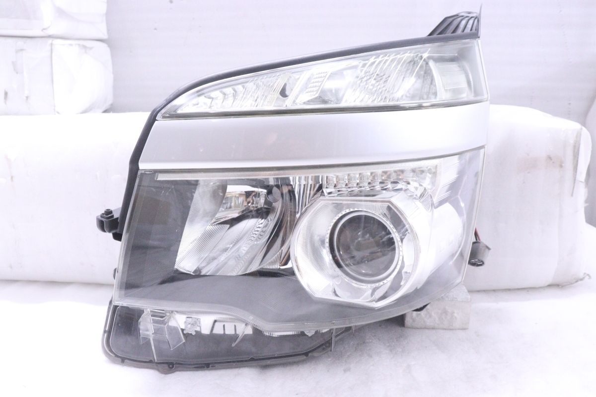 36-1694★後期 HID ZRR70G ヴォクシー X V★左ヘッドライト KOITO 28-225 打刻:T ブラック 純正★トヨタ ZRR75G (QT)拍卖