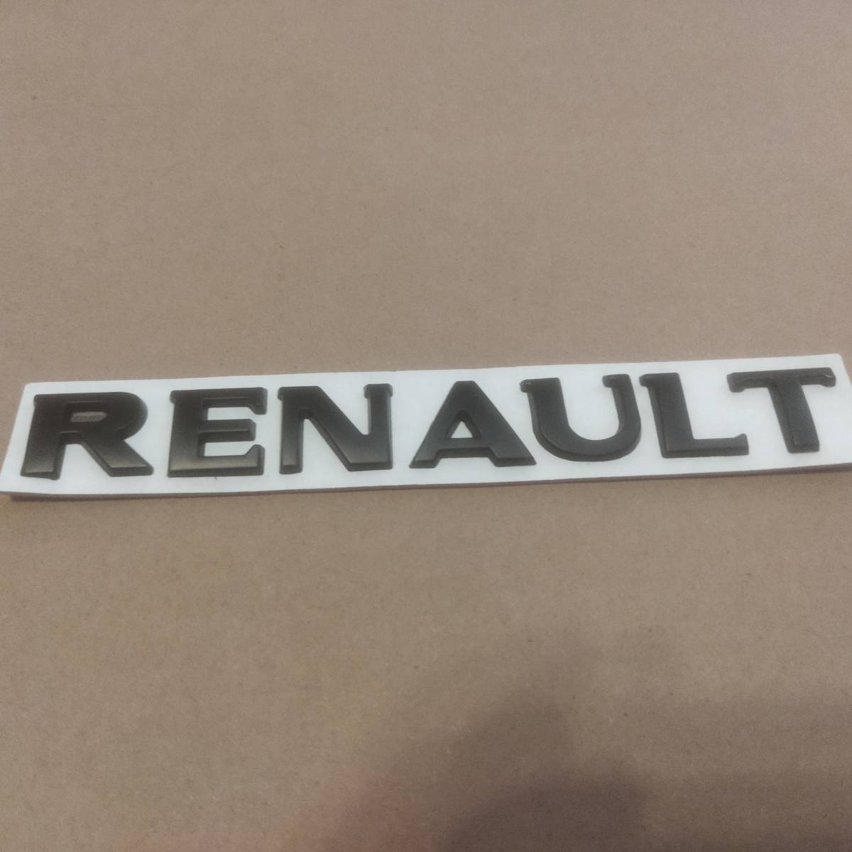 【ゆうパケット送料込】RENAULT(ルノー) エンブレム マットブラック 縦2.5cm×横15.0cm 厚さ2mm 金属製 拍卖