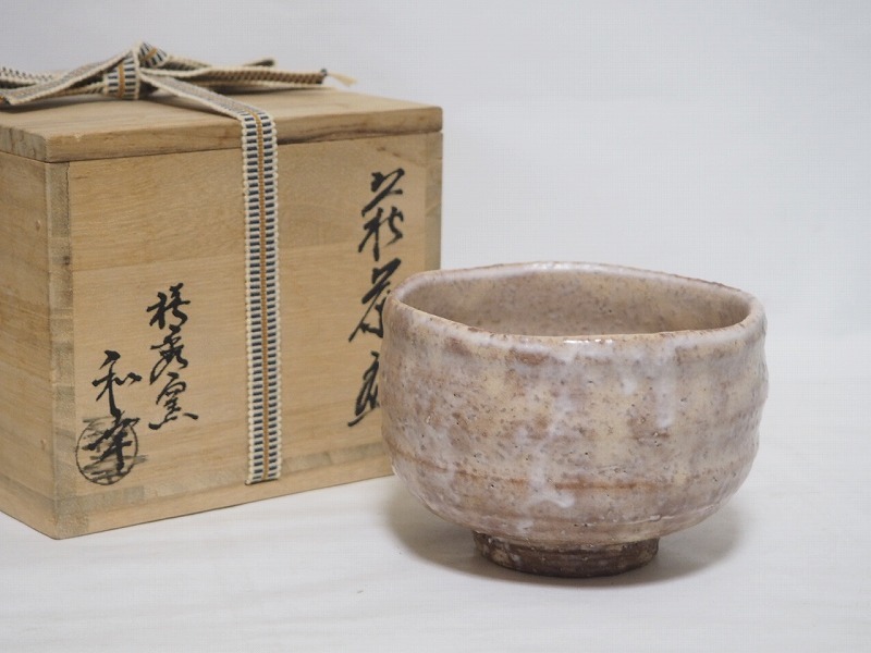 B0876 萩焼 椿秀窯 和幸 作 萩茶碗 共箱付 ☆ 茶道具 抹茶器 抹茶道具 茶懐石 茶事 茶碗 抹茶碗 陶器 作家物 在銘 陶印 美品 良品 無傷拍卖