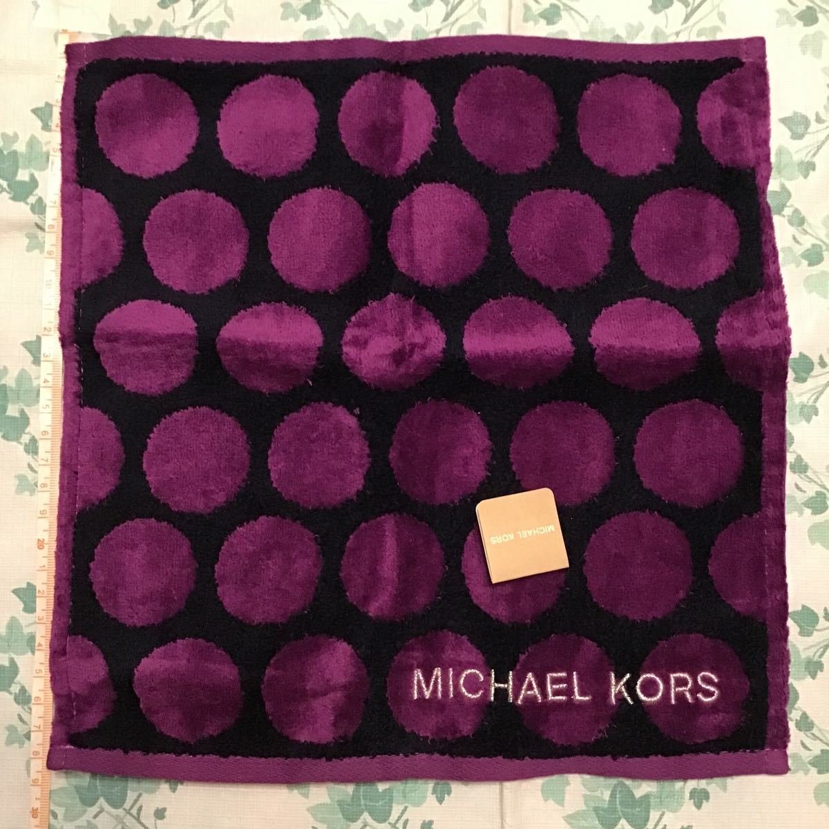 ☆マイケルコース MICHAEL KORS タオルハンカチ 大き目 新品 1点のみ! パープル ネイビー ドット拍卖