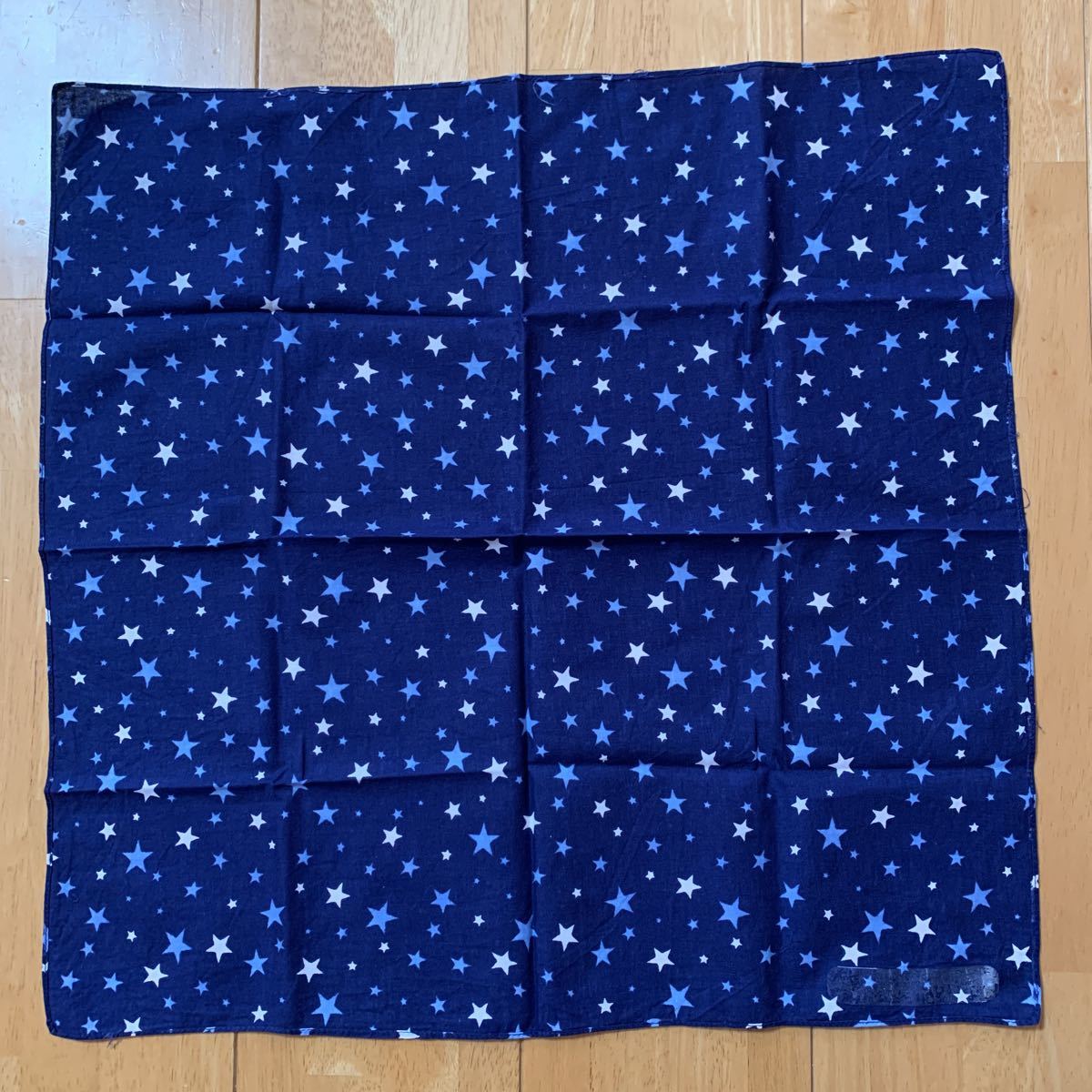 ハンカチ スカーフ 星柄 紺色 サイズ約縦横52センチ 名前をはがした跡あり こども用 使用品 美品 送料無料拍卖