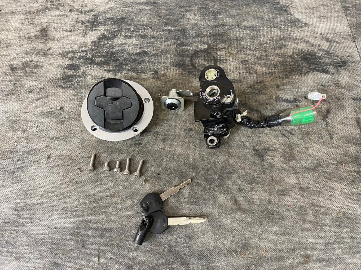 スズキ GSX R125 DL32D メインキー タンクキー セット 動作OK イグニッション 23年登録車 SUZUKI 純正 部品 パーツ拍卖