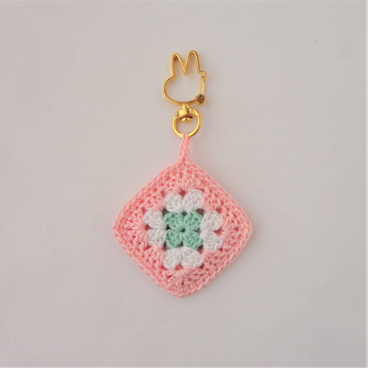 グラニースクエアのキーホルダー*バッグチャーム*PK*レース編み*ハンドメイド*b167拍卖