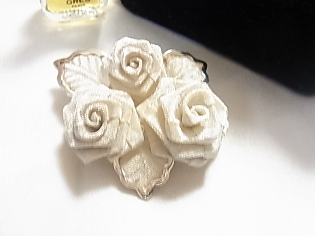 お花デザイン フラワー 超軽量 材質不明 綺麗な薔薇みたい 上品な品のあるデザイン 高級感 アイボリーホワイト系 ブローチ◎拍卖