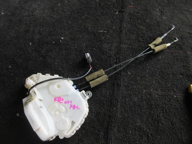 ★22R5G7653 KB2 レジェンド 純正左前ドアロック 助手席側 修理やストック等に拍卖