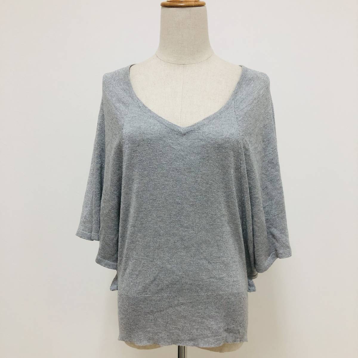 k0749 美品 VERVE ニット ポンチョ型 薄手 Vネック ラメ キラキラ S グレー シルバー 無地 レディース 華やか エレガントガーリーチック拍卖