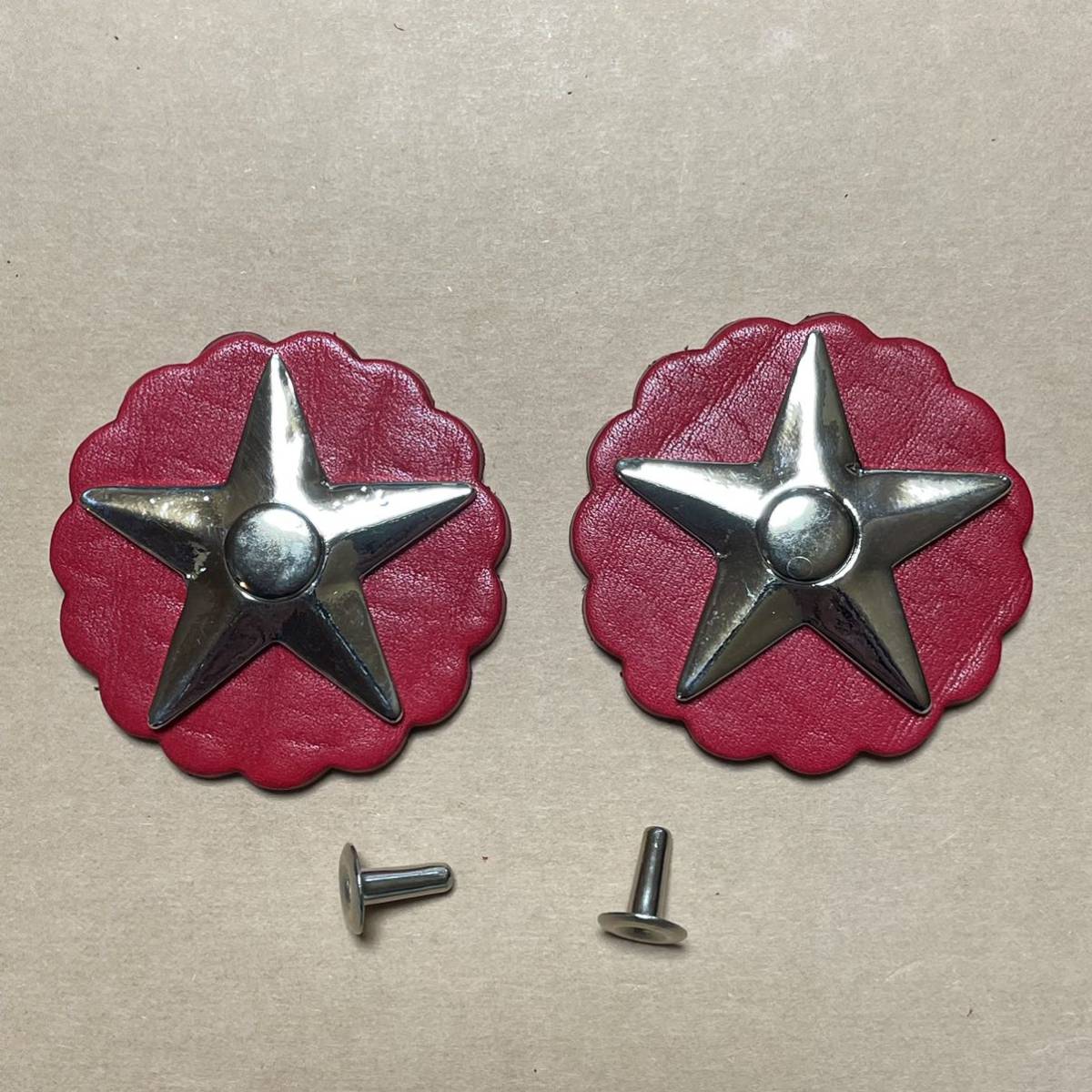 ロゼット レッド 赤 シボ多め ハーレー バディシート 1947年 ビンテージ アンティーク 2個セット拍卖