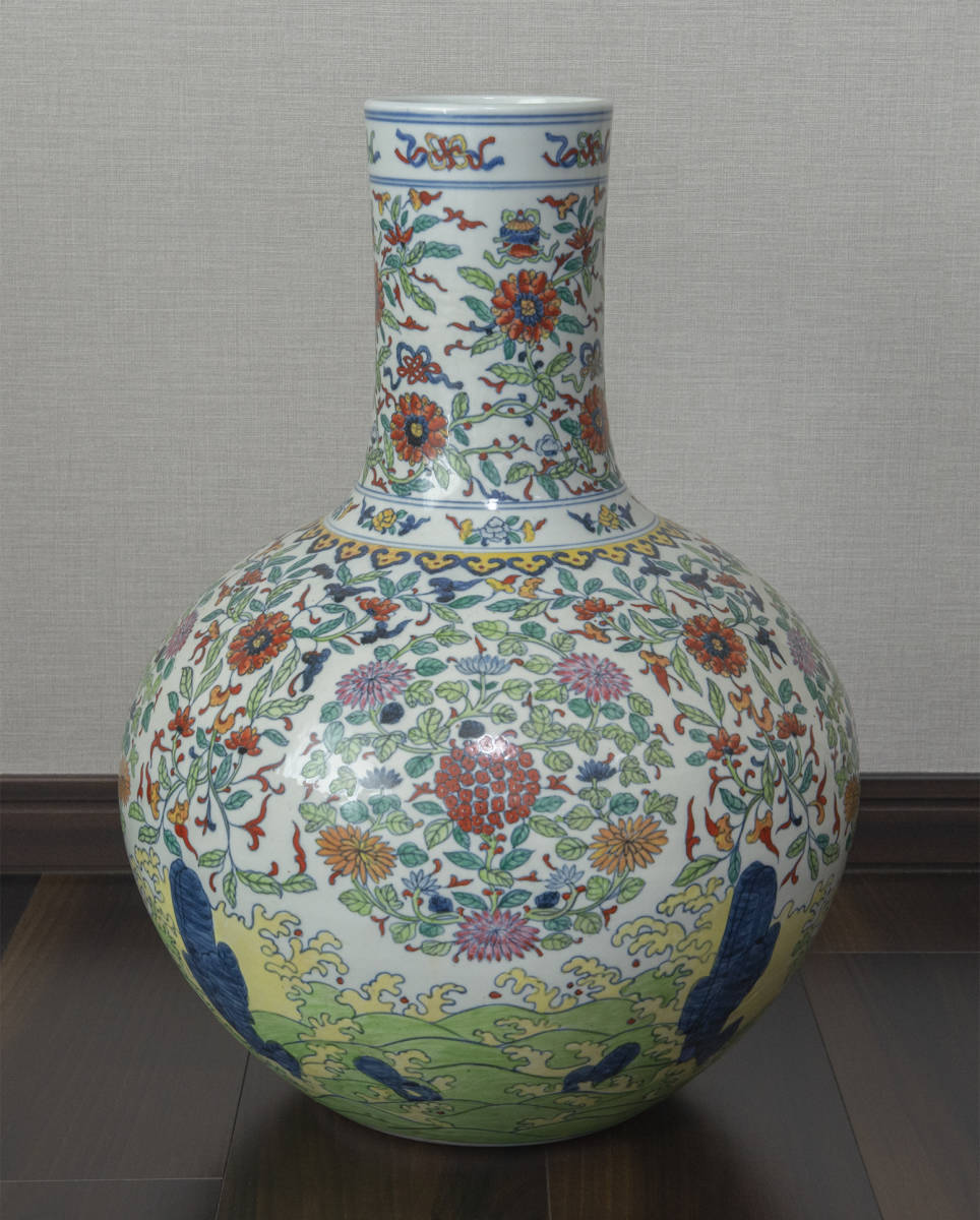 清晩期 民国 斗彩纏枝花卉大天球瓶 大清乾隆年制款 共箱 中国 古美術拍卖