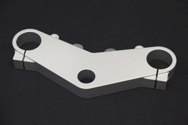 SR400 SR500用 アルミ削出しトップブリッジ シルバーアルマイト拍卖