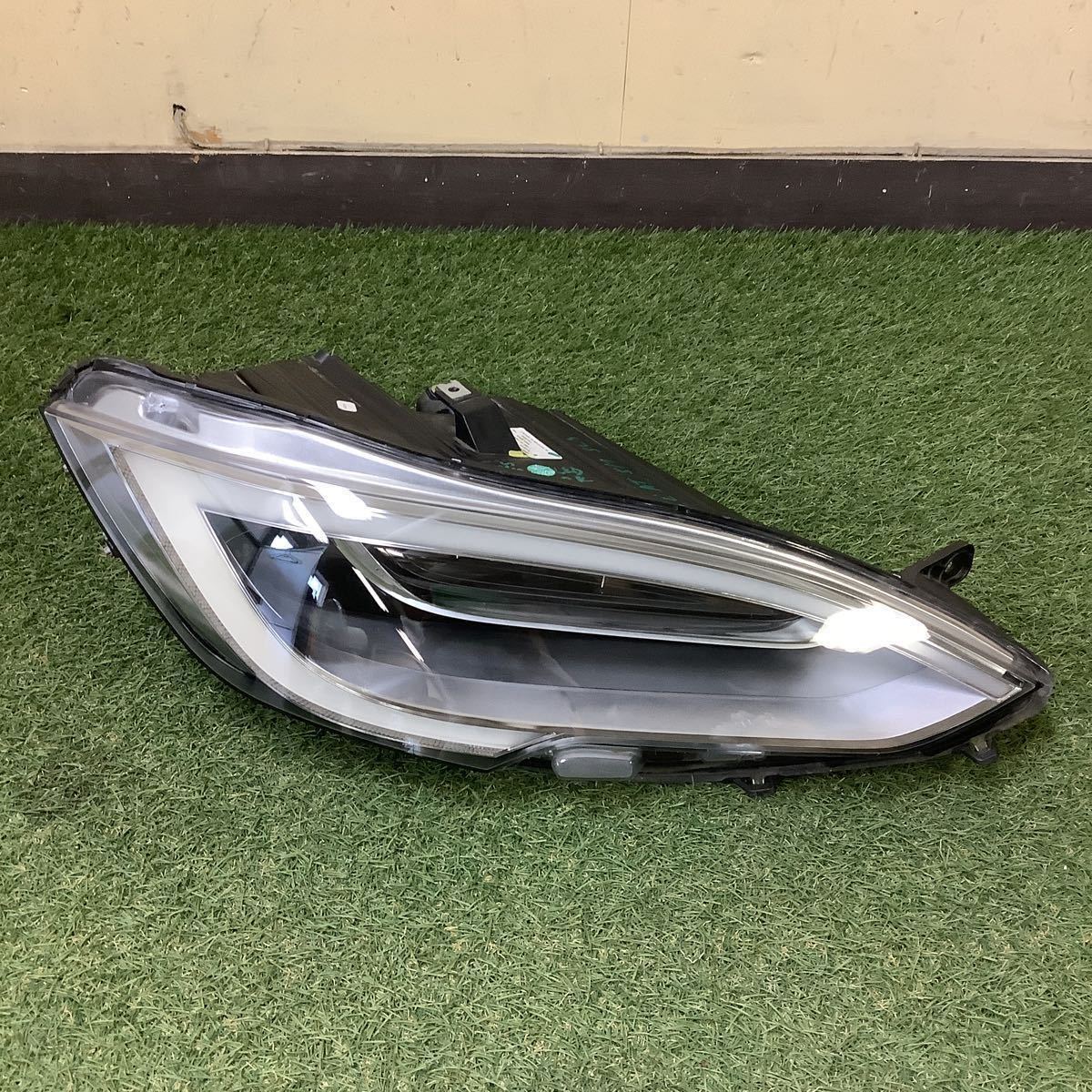 テスラ モデルS 右 ヘッドライト LED 動作未確認00202041-05-0000-1 バラスト付き 管番1461拍卖