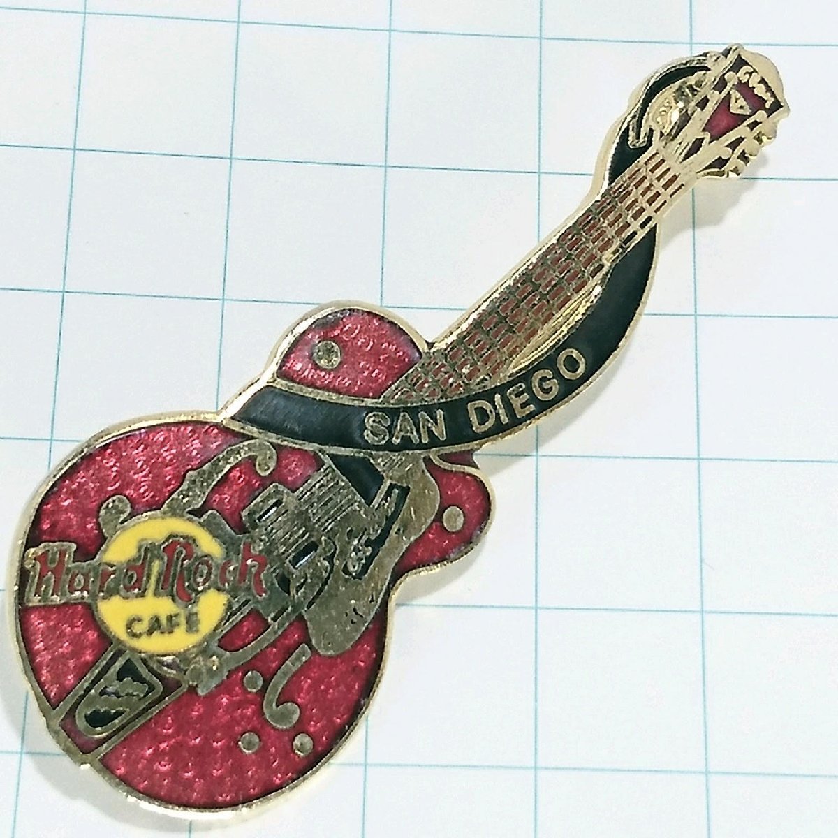 送料無料)Hard Rock Cafe セミアコ ギター 赤 ハードロックカフェ ピンバッジ PINS ブローチ ピンズ A19440拍卖