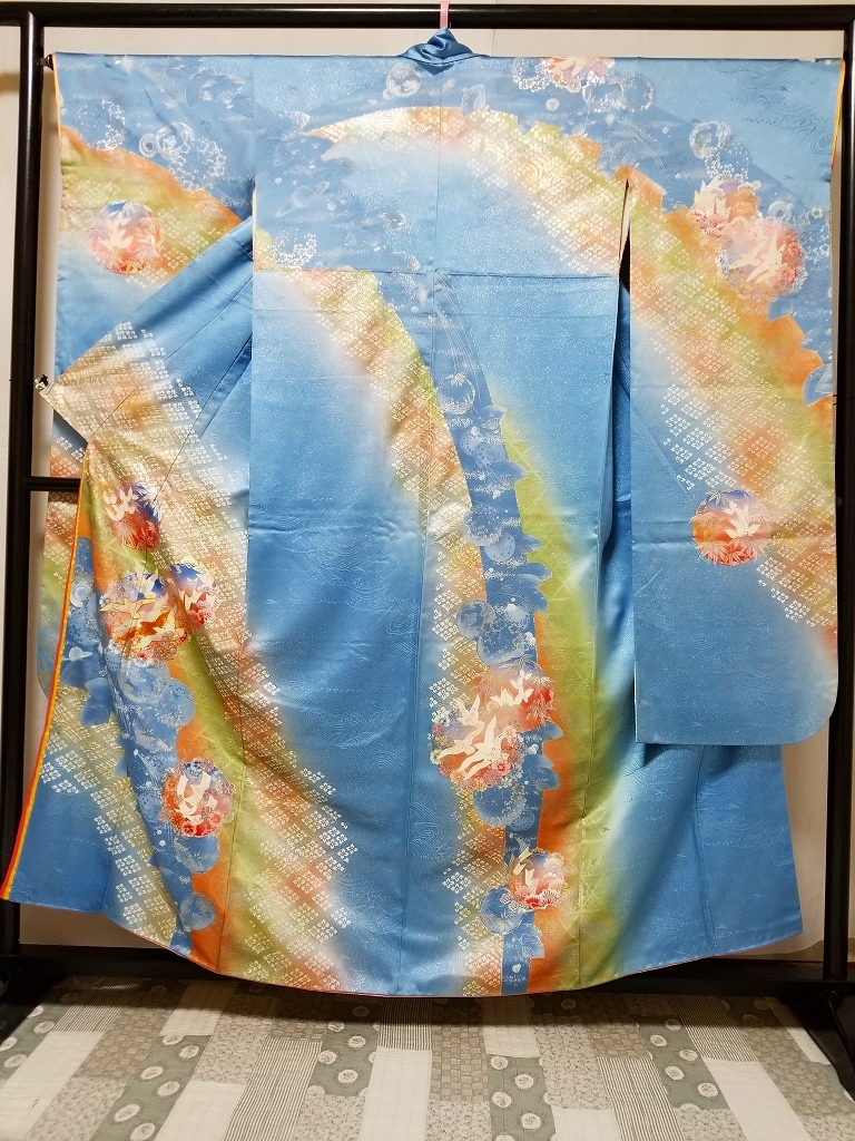 【桐徳】振袖☆送料無料☆逸品物*期間限定.20%OFF{正絹*袷.振袖】*身丈161-裄66*勿忘草色地*友禅染*多色箔の洒落模様*重ね衿付き*№6072拍卖