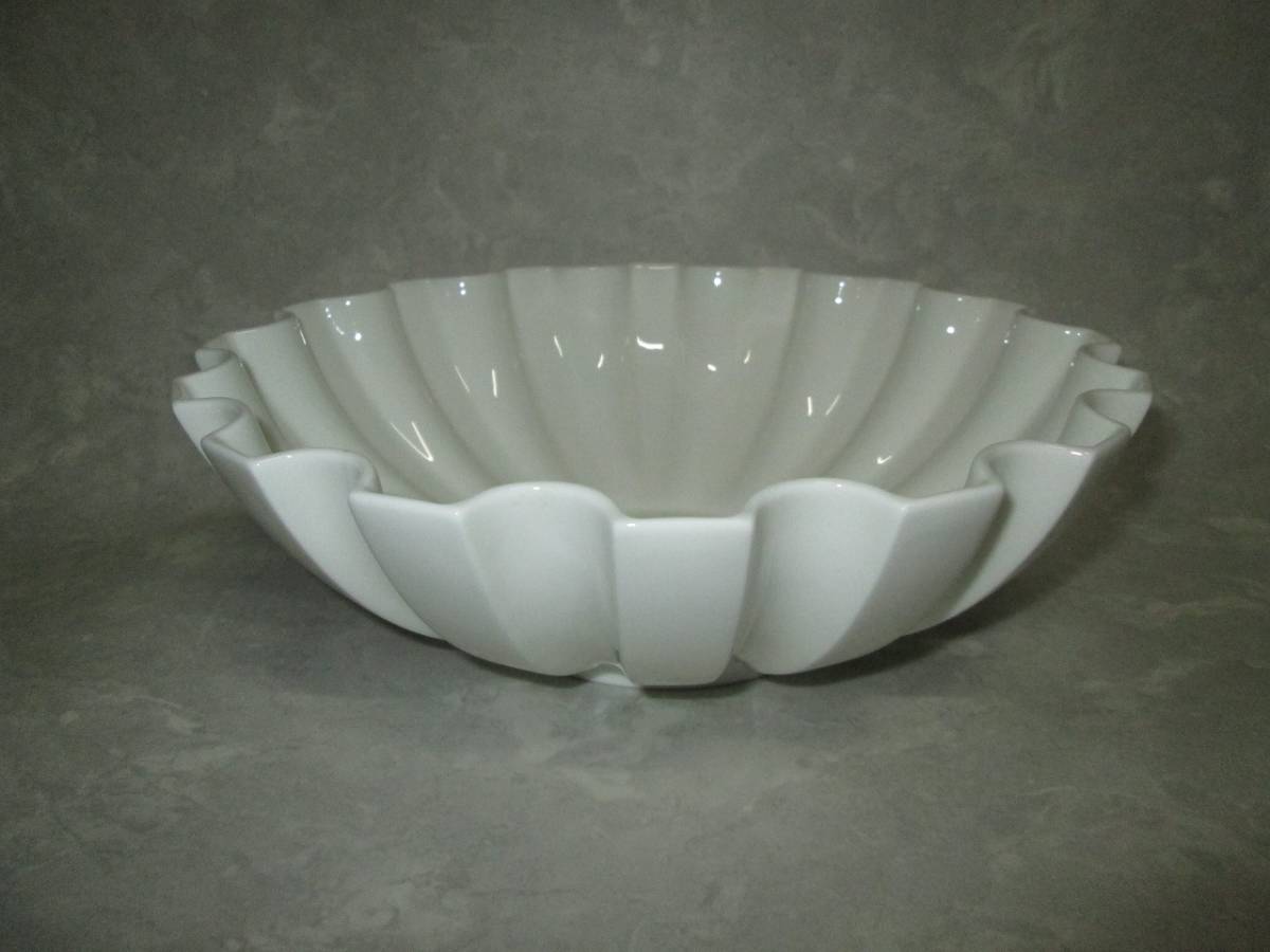 NARUMI BONE CHINA 白 シンプルな変形ボウル拍卖