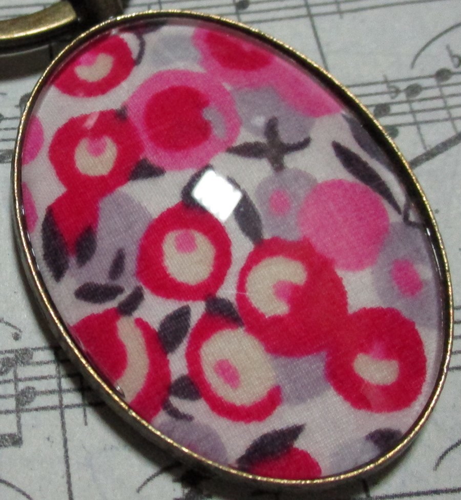 リバティ Wiltshire ウィルトシャー キーホルダー*キーリング 果実柄 木の実柄 ピンク拍卖