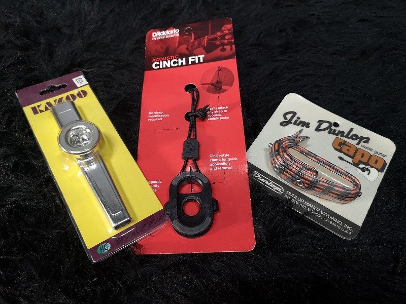 ■ギターパーツ 5000円以上で送料無料★D'Addario ストラップ用アタッチメント & Dunlop カポタスト & KAZOO 3点セット!新品 G1P21834拍卖