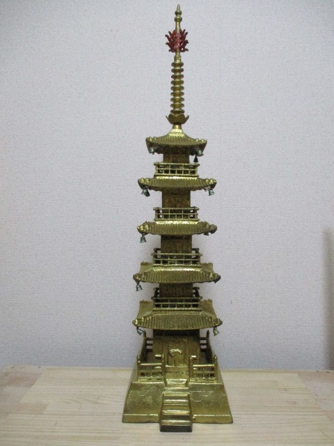 Y99-561W 置物 五重塔 鉄製 屋根下の釣鐘の様な物 損失 中古 高さ約79.5cm (洋押入)拍卖
