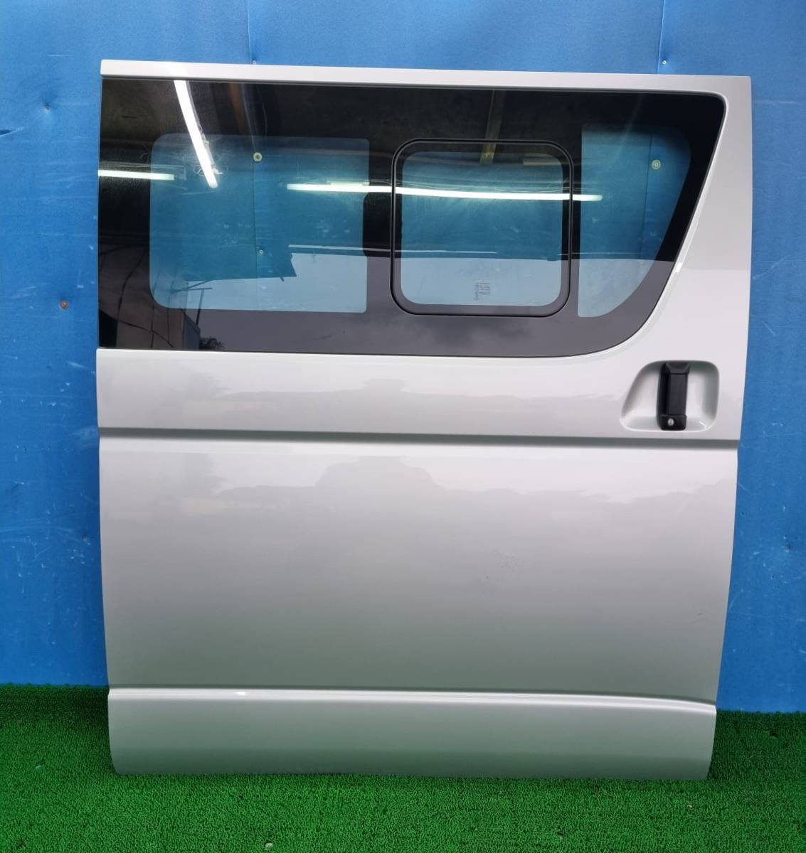 トヨタ ハイエース TRH200V リアドア 右 拍卖