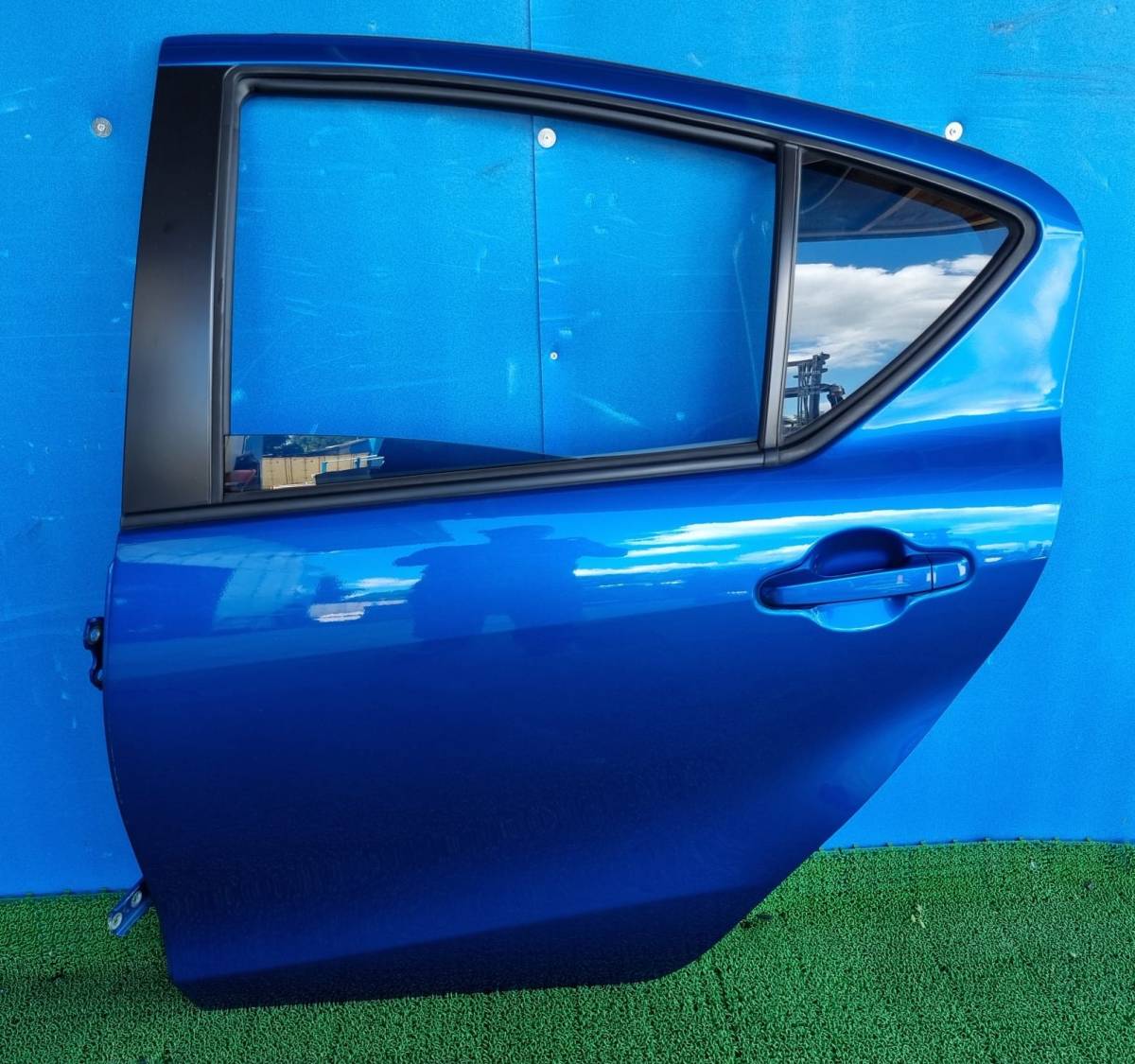 トヨタ アクア NHP10 リアドア 左 (8T7 ブルー)拍卖