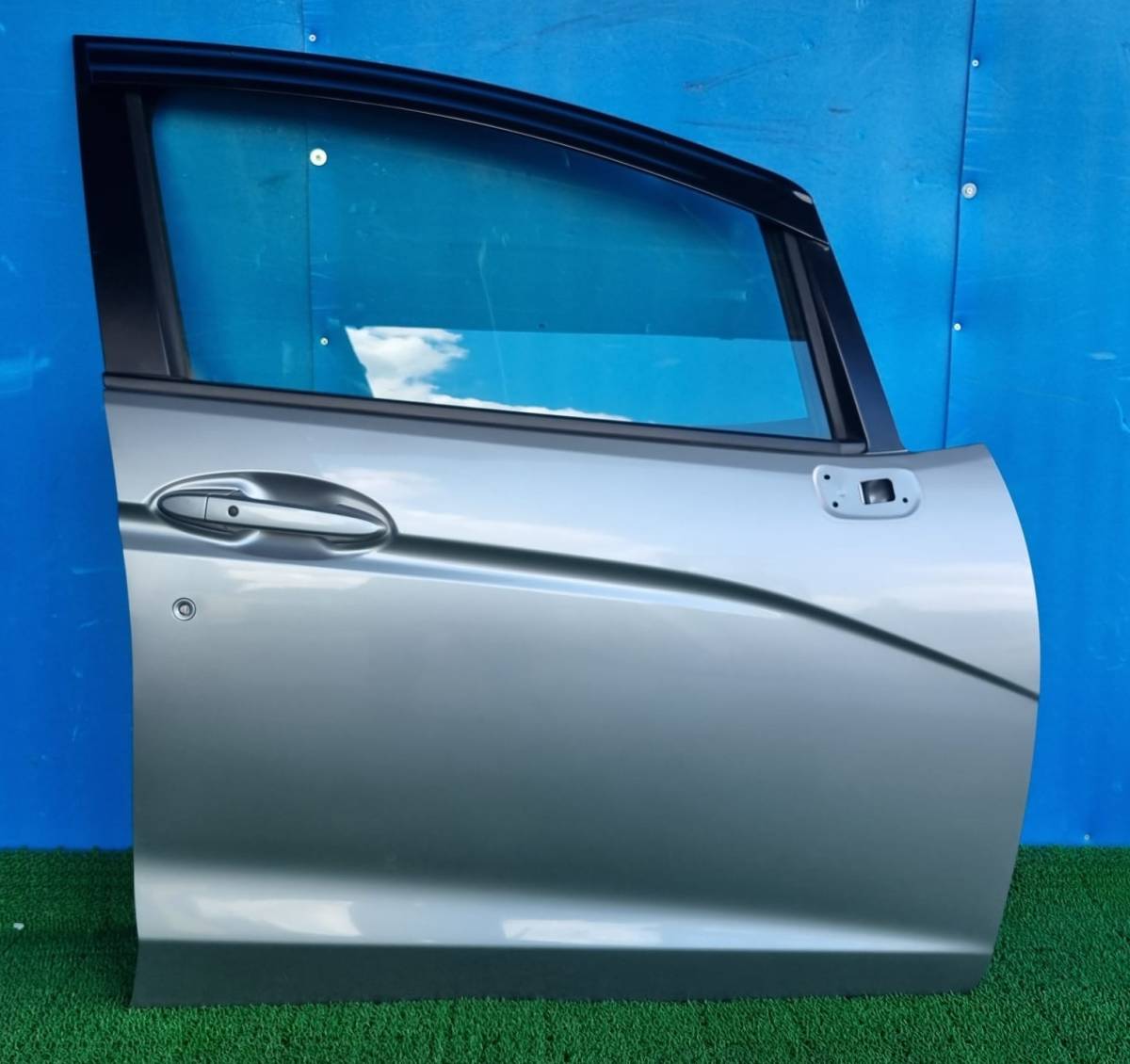 ホンダ フィット GK3 フロントドア 右 (NH823M シルバー)拍卖