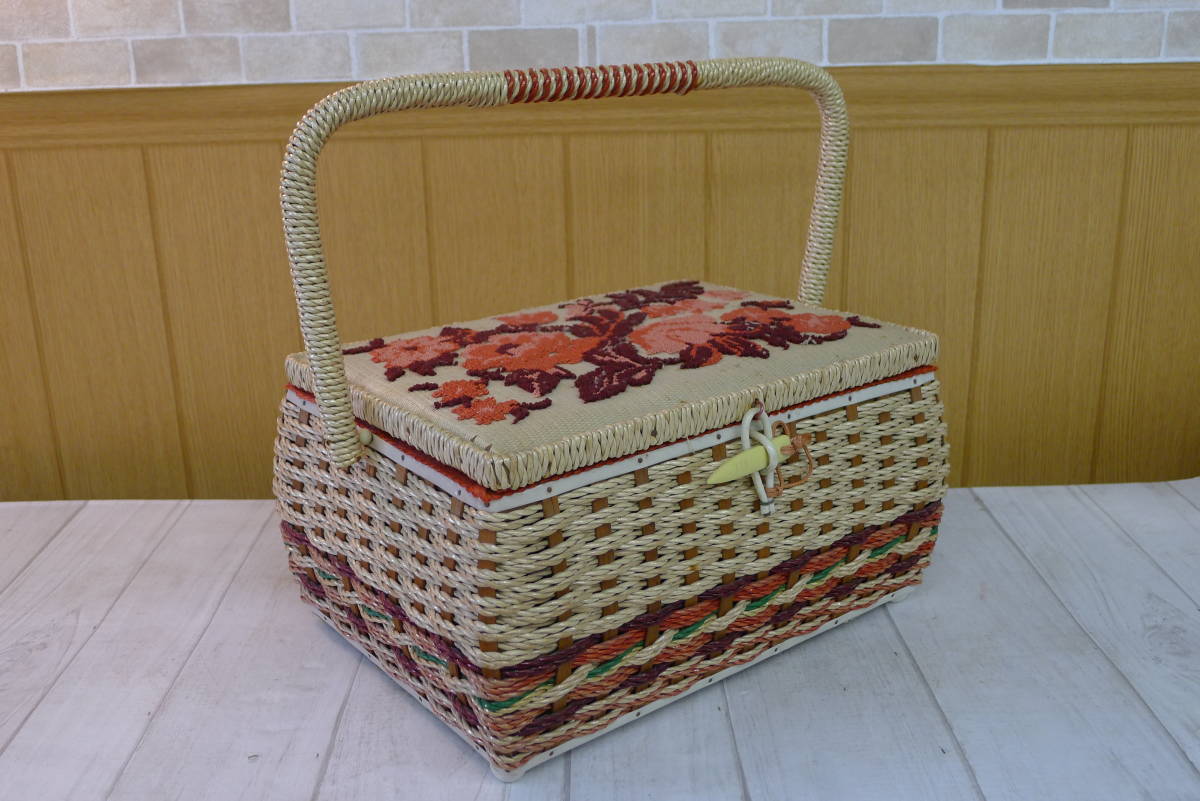 ii019★昭和レトロ雑貨 刺繍入り ソーイングボックス お針箱 裁縫箱 収納 アイボリー 編み籠 かご/100拍卖