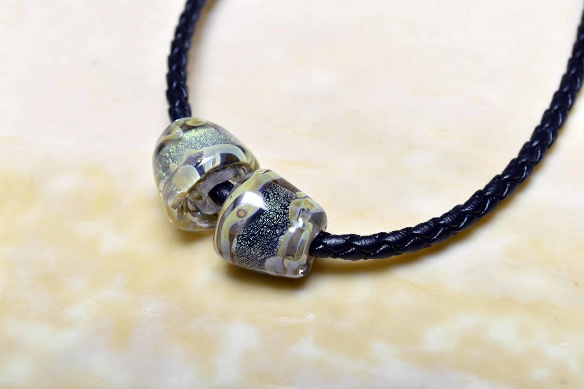 ガラス工芸家の創作した一点物のガラスのアクセサリー。トンボ玉 y2511-476拍卖