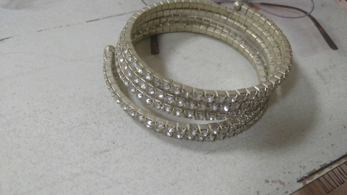 ゴージャス感 ラインストーン×シルバーカラー 4連バングル 拍卖