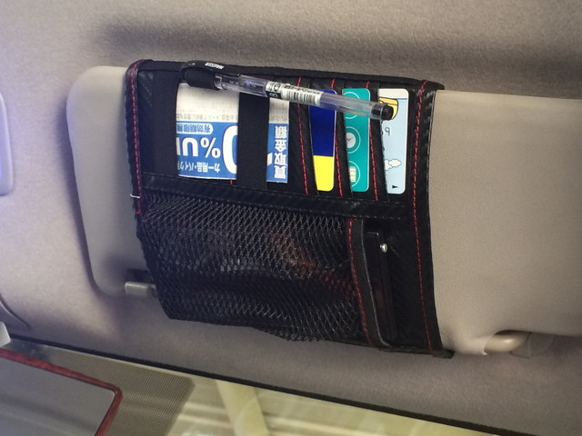 送料込 カーボン調 サンバイザーホルダー レッドステッチ 小物 サングラス カード ペン 携帯 スマートフォン iphone ポケット 車内収納 車拍卖