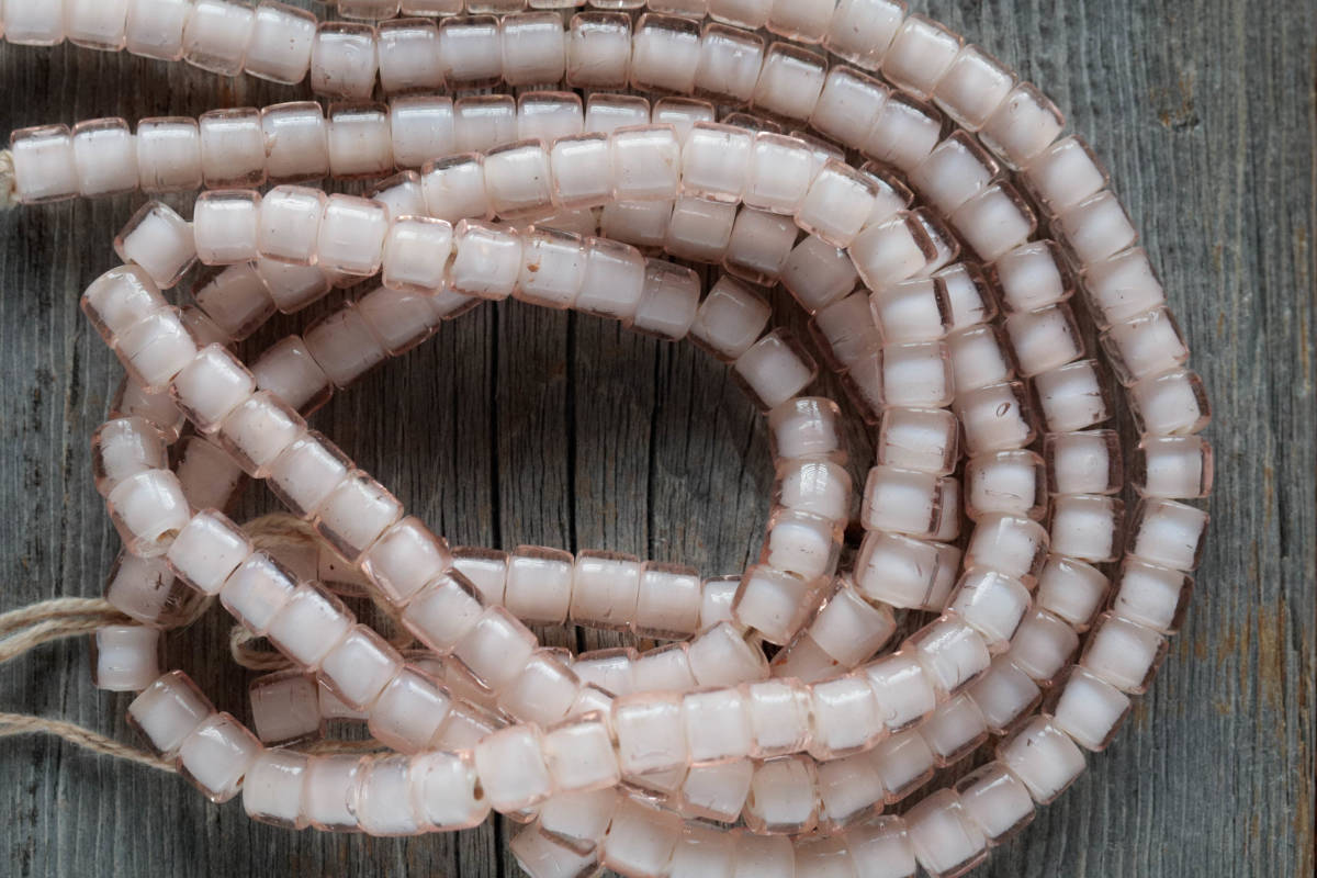 *White hearts beads A拍卖