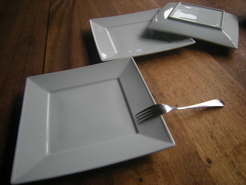 山◎美濃焼*売り切り【新品・未使用】白磁器 リム 正角プレート 大 8.5寸(25.7㎝x3㎝)2枚セット *レストラン-ホテルうつわ*拍卖