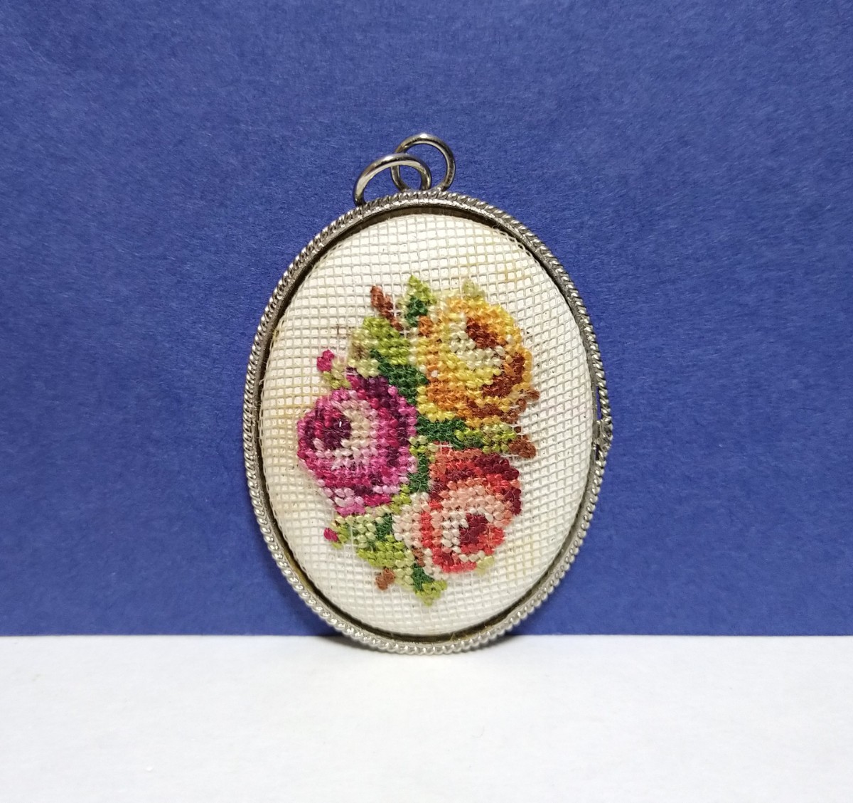 β プチポワン ペンダントトップ β Petit Point 刺繍 プチポアン 拍卖