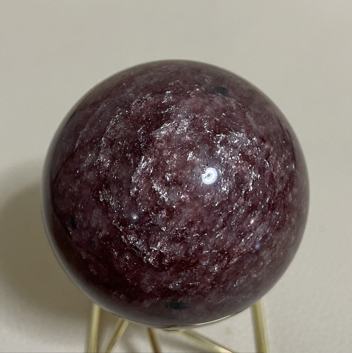 ストロベリークォーツ 002 いちごマイカ共生 雲母 クリスタル 水晶スフィア 丸玉 置物インテリア 風水晶 魔除 お守 幸運 ラッキー 恋愛運拍卖