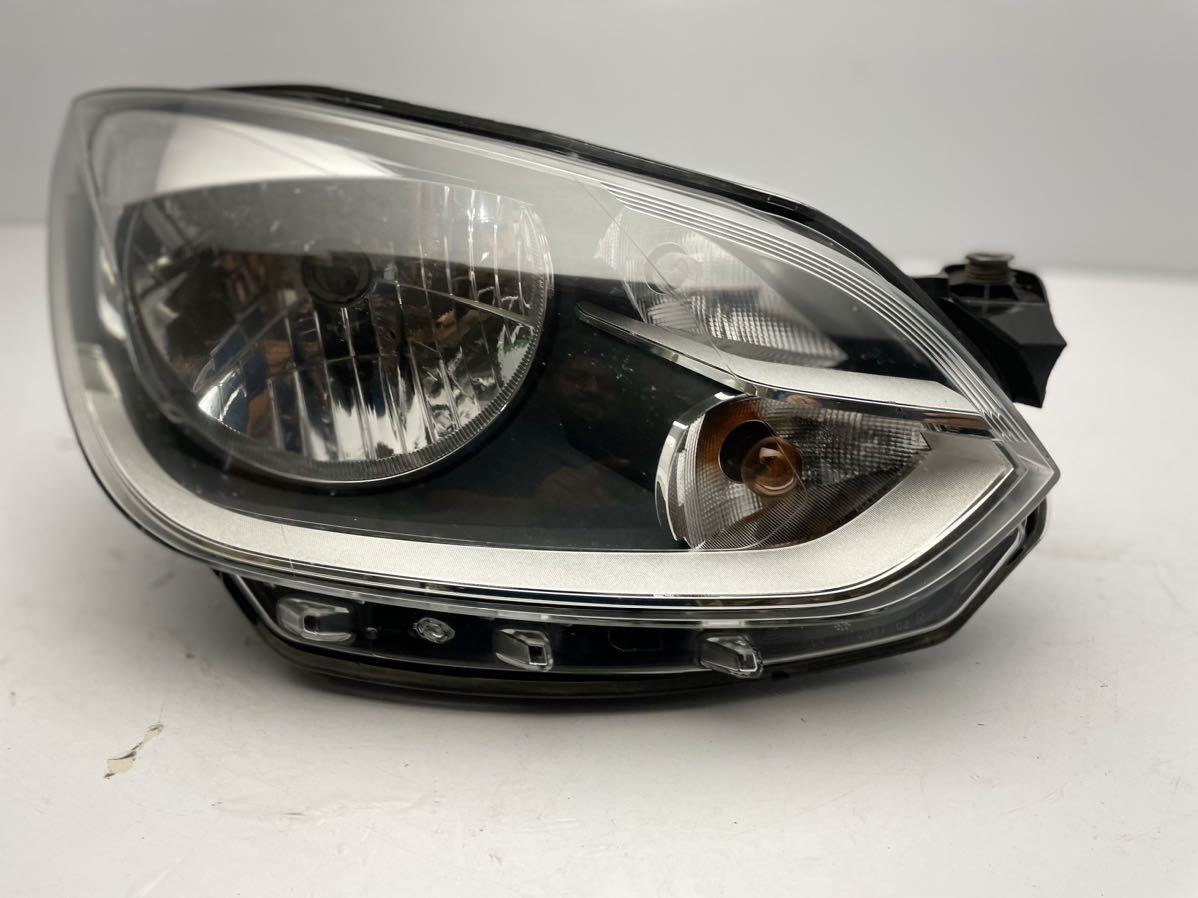 Volkswagen フォルクスワーゲンVW アップ UP DBA-AACHY 右 ヘッドライト ヘッドランプ ムーブアップ ハロゲン拍卖