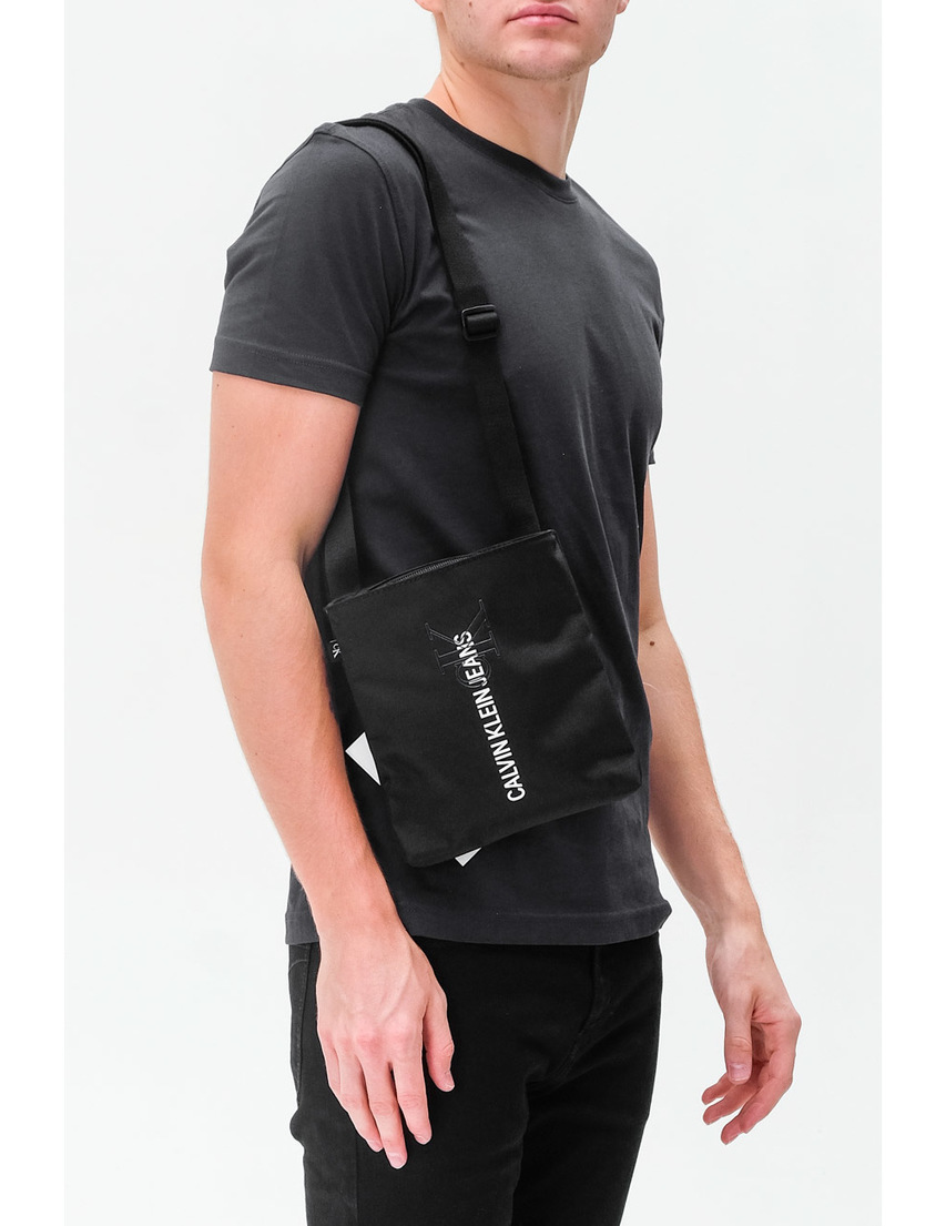 ☆匿名発送☆新品タグ付き ユーロモデル カルバンクライン バッグ Calvin Klein Jeans ショルダーバッグ 斜めがけ MICRO FLATPACK OUTLINE拍卖