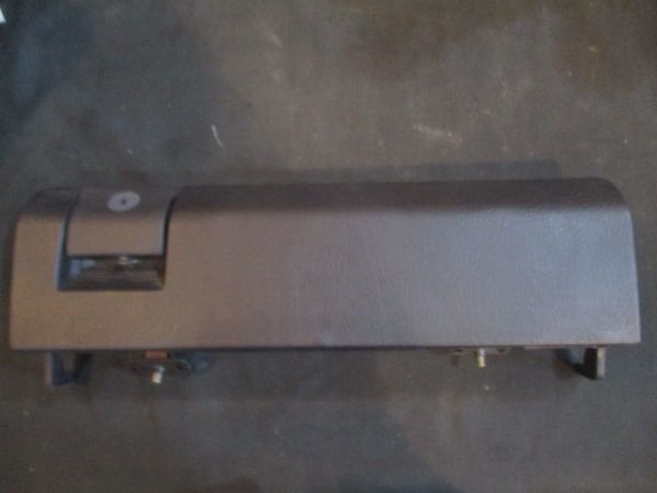 ■ベンツ W202 グローブボックスリッド 中古 2026800898 2026801098 2026800784 部品取あり 左ハンドル 蓋 コンパートメント■拍卖