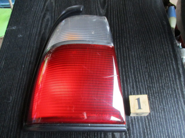 カペラカーゴ '96 GV8W 純正テールライト 043-2262 L側① 希少 当時物 旧車拍卖