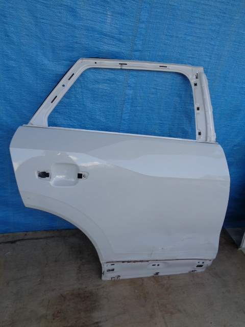 BB180 アウディ Q2 81A リアドア 右 白拍卖