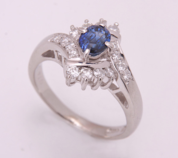 《質屋出品》Pt900★天然サファイア0.74ct+ダイアモンドデザインリング★C-5938拍卖
