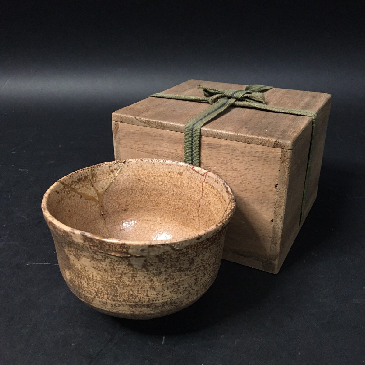 FG0804-7-3-3 茶道具 古伊賀焼 茶碗 金継 古民家 時代物 H8㎝直径11.5cm 60サイズ 拍卖