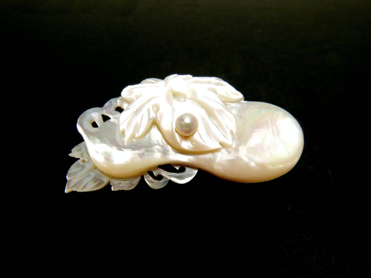 【古美道】白蝶貝 真珠 瓢箪彫刻 アンティーク帯留 和装小物 78907221拍卖