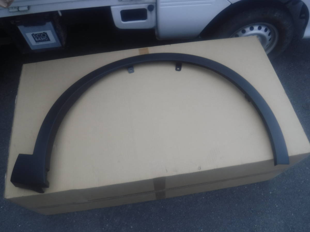 新車外し クラウンTZS35クロスオーバーAZSH35純正フロント右アーチモール素地フェンダーモール75601-3010プロテクター拍卖