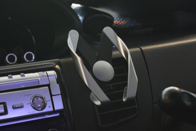 シルバーXブラック スマートフォンホルダー 幅が広がる エアコン吹き出し口に差し込むだけ 携帯 車内のドレスアップに!効果抜群拍卖