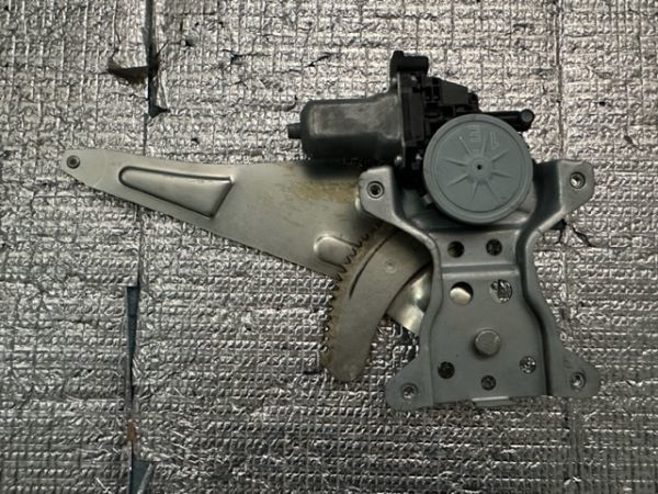 スズキ SUZUKI スイフト ZC71S 純正 右 R リア レギュレター モーター レギュレーター 83530-63J00 No.1379拍卖