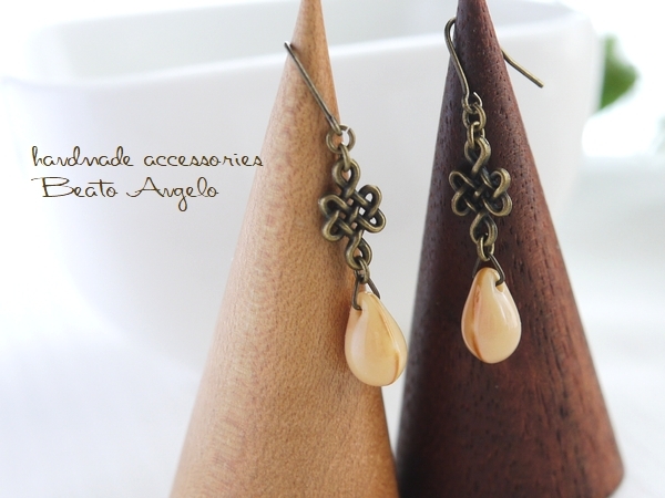 ◇◇+angelo+チェコドロップと網目パーツのピアス(p-441)キャラメル AG アンティーク ベージュ拍卖